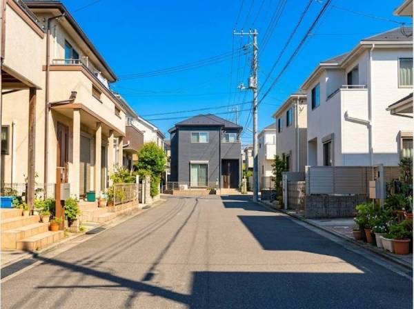 前面道路 幅員約6mと広々