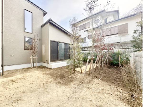 南向きで陽の光がたっぷり差し込むガーデンスペース