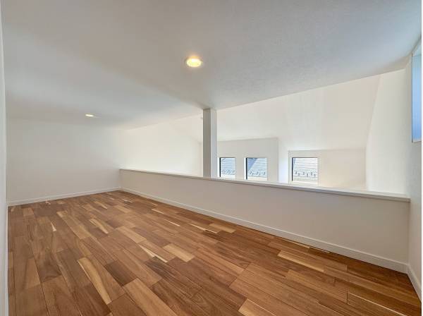 アウトドア用品や嵩張る日用品も収納可能なロフトスペース