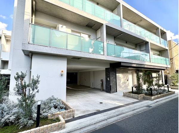 逗子海岸徒歩2分（約160m）のロケーション、ホテルライクな内廊下設計