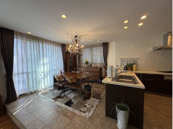 アイランドキッチンとダイニング