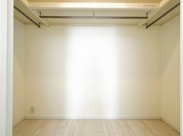 大容量のウォークインクローゼットには季節家電もすっきり収納