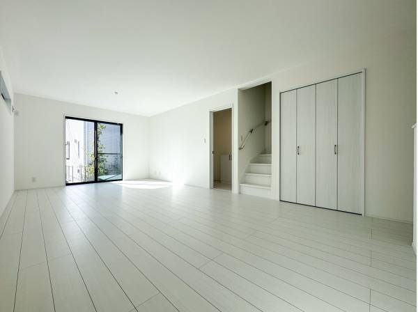 ホワイト基調の爽やかなリビングは海を感じるブルーのインテリアも合いそう