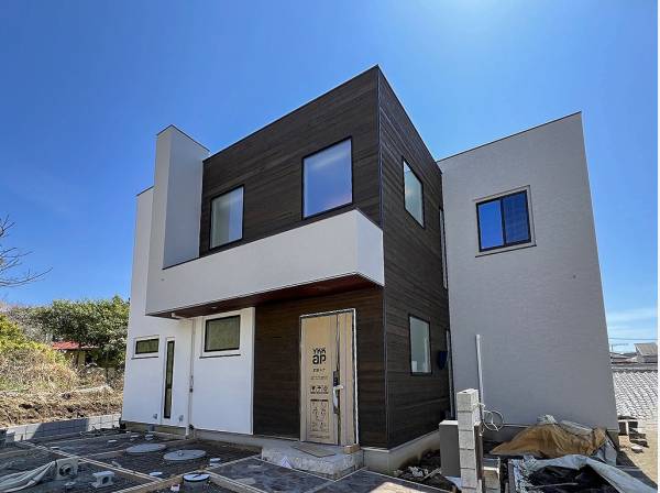 ホワイトと木目のコントラストが美しいモダンな邸宅です