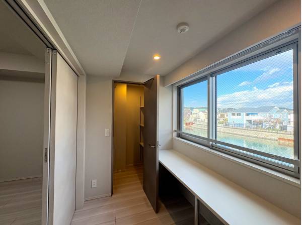 奥には大型収納、水辺を眺めながら多目的に使える書斎