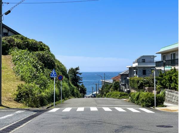 坂道を下って海へ（現地より約160ｍ）