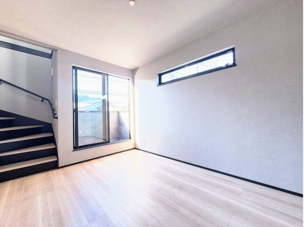 ルーフバルコニーへつながる洋室