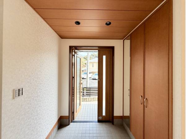 大きな収納が印象的な玄関