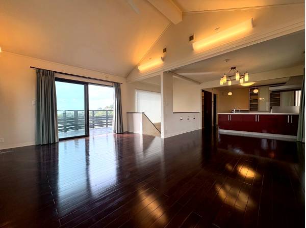 勾配天井が広がりを演出する、開放感あるリビング。