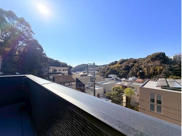 バルコニーからは鎌倉らしい四季折々に移ろう自然を一望