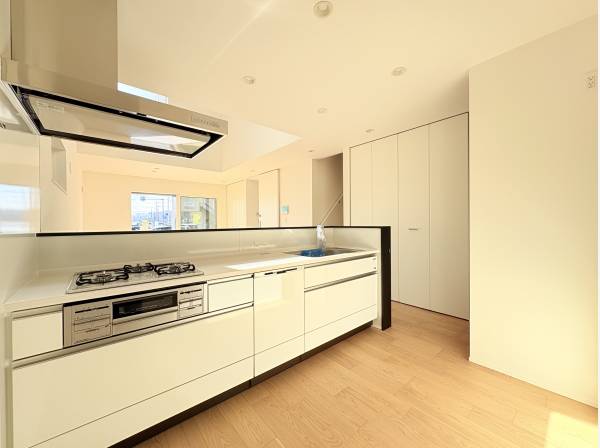 キッチンスペース裏手にはパントリーも完備