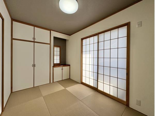 採光が１つのアクセントになりプライベートな空間には陽光が差込みます