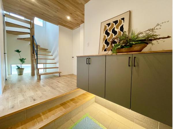 ※同社施工例(玄関ホール)