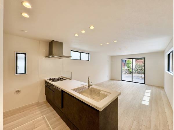 キッチンは対面式なのでリビング側を見渡すことが出来ます