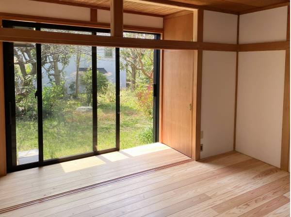 緑いっぱいのお庭を眺められる癒しの住空間