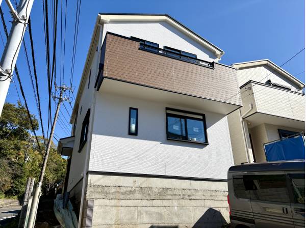 高台の風が通り抜ける爽やかな外観デザイン