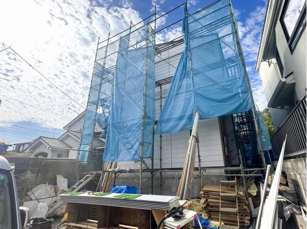 建物正面には車種により並列2台駐車可能なカースペースがあります