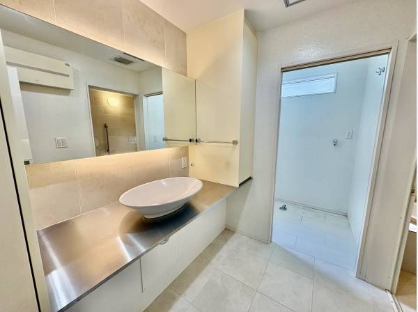 洗面室もオシャレで海外かホテルのよう！