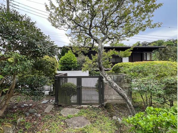 門扉廻りは飛び石や植栽が街並みに味わいを加えていました。