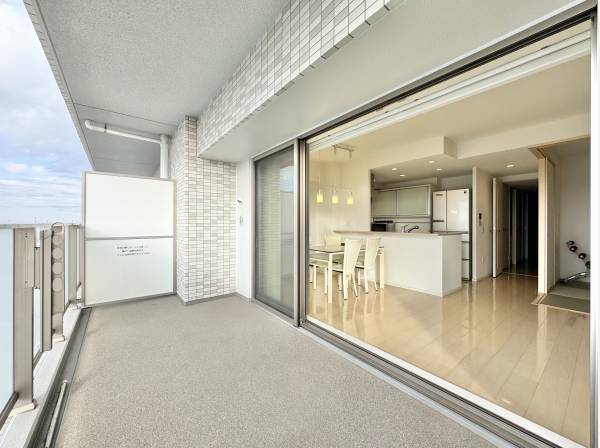 内と外がゆるやかにつながる ワイドバルコニー