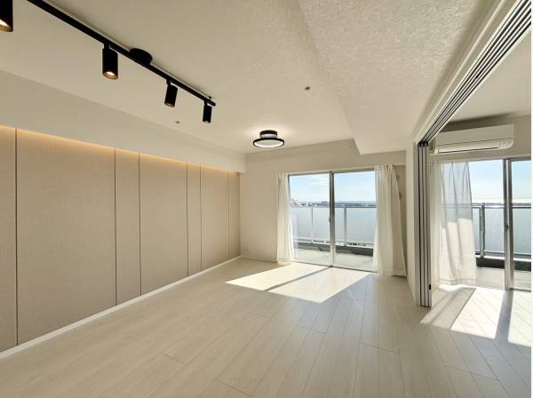 LDKと洋室からは海を望めます。