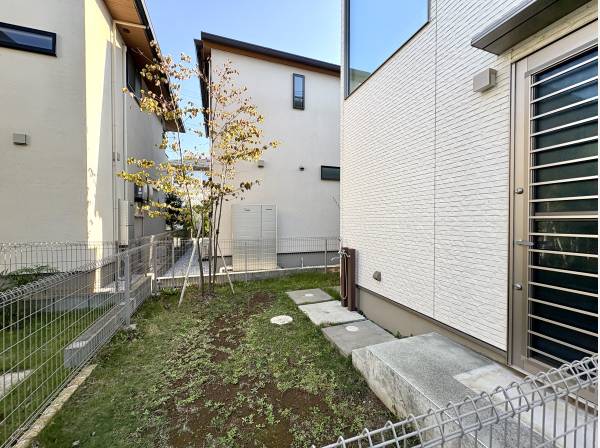 外部温水シャワーとお庭です