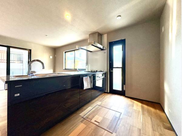 勝手口付きのキッチン