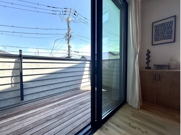 フラットでバルコニーへとつながる細部までこだわりの設計