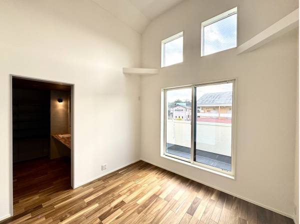 天井高のベッドルーム