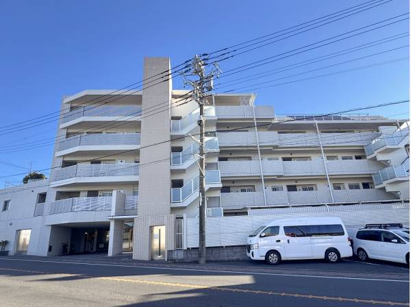 街並みに馴染む優しいラテカラーのマンション