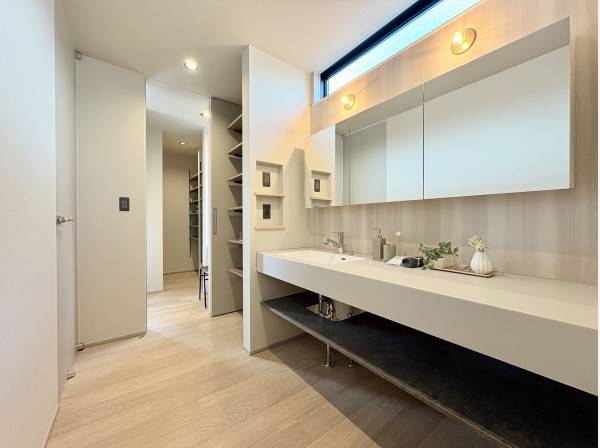 大きな鏡や収納、利便性のある洗面台