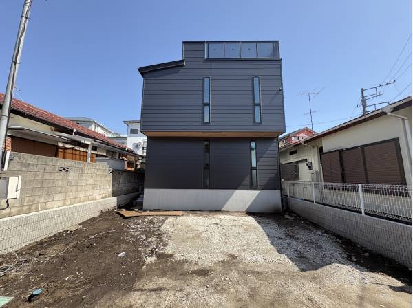 カースペース2台付き、ブラックモダンな外観