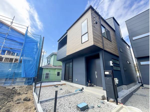 木の質感で変化を付けた重厚感のある外観