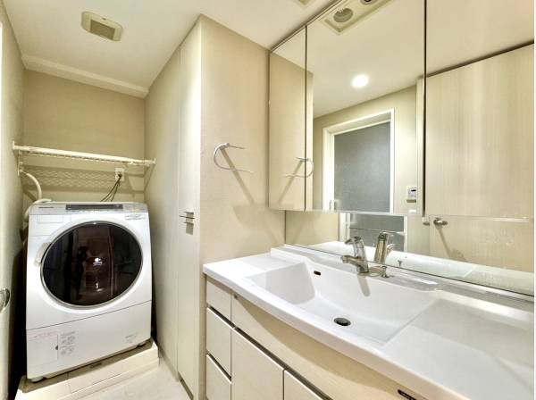 朝の身支度もスムーズにこなせる、ゆとりあるサイズの洗面化粧台。