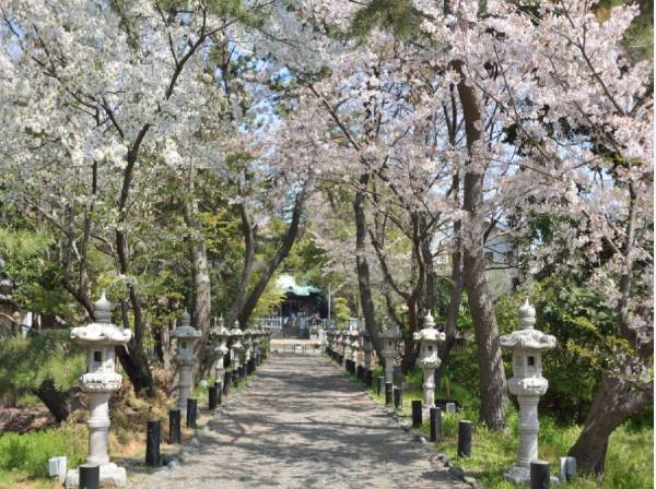 鶴嶺八幡宮まで徒歩3分（約190m）