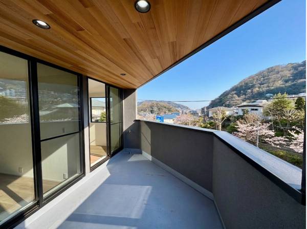 ルーフバルコニー以外にも広いバルコニーがあります！