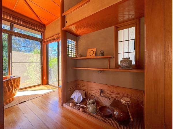 濡れ縁の近くに水屋が。