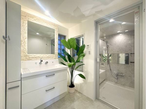 リゾートホテルを思わせる洗面化粧台で何気ない身支度も特別な時間に