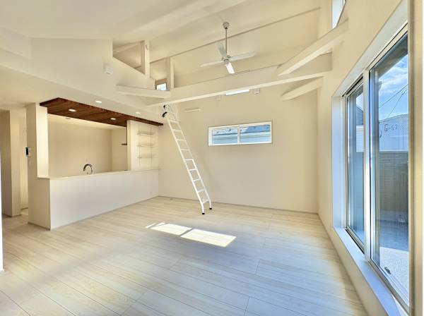 LDKには勾配天井、ロフト、広いバルコニーがあり、開放的な空間です。
