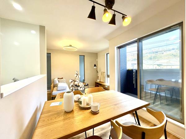 窓が多く明るい印象のリビング