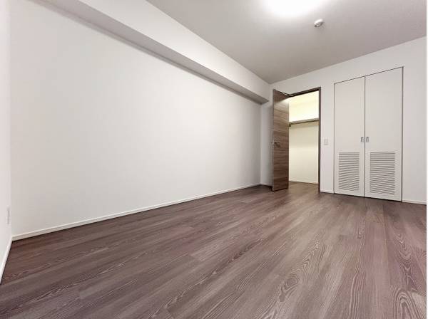 大きなベッドも置けそう9帖超の居室にはWICが備わっています