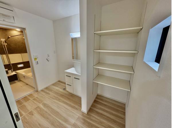 洗面所には洗濯物を置けるスペース棚がありますので便利です。