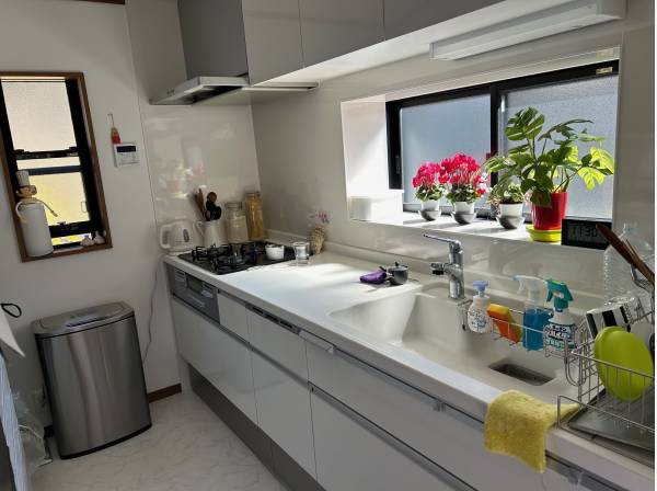 洗練された広々キッチン！換気にも嬉しい小窓付き！