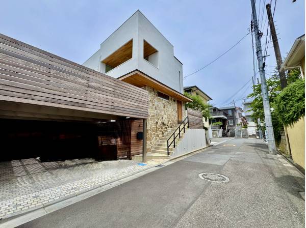 目をひくリゾート感あふれる外観