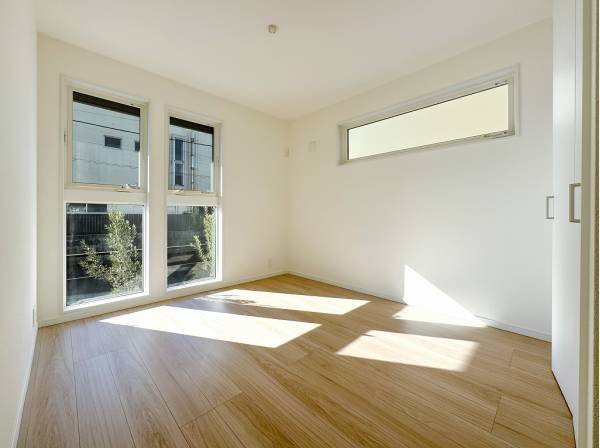 窓のデザインにもこだわりを感じます