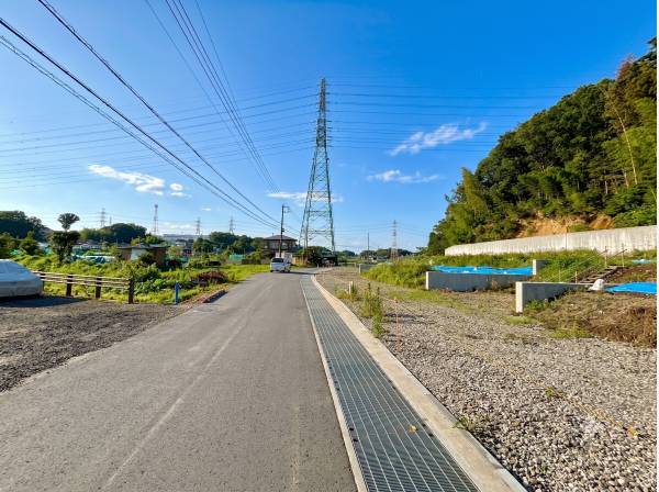 前面道路は広々
