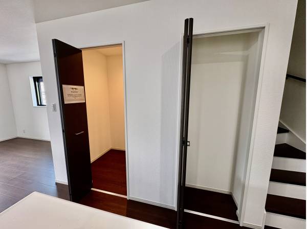 リビングの収納も沢山あります。