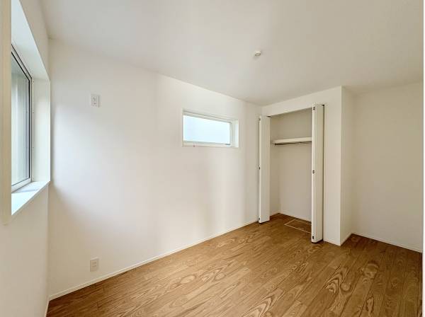 LDKの隣に５帖の洋室があります