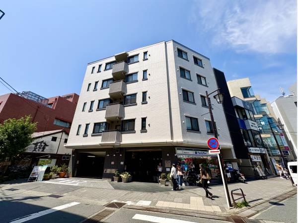 鎌倉駅の改札を通れば目の前には我が家