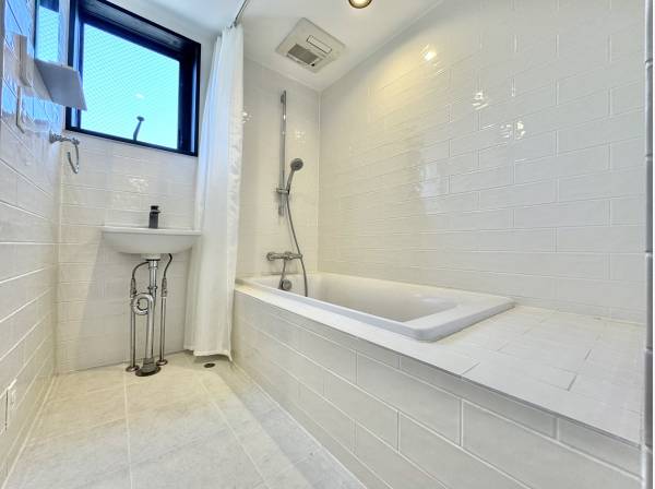 シンプルに整えた、清潔感あるバスルーム空間。